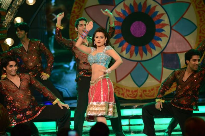 Amisha Patel bnavel - Amisha Patel Dance Performance Apsara Awards 2012