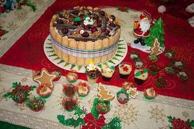 torta natalina de nozes com cerejas e brigadeiros gourmets mais bicoitos de gengibre