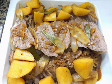 CARNE ASSADA (MAMINHA) COM BATATAS AO MOLHO DE VINHO BRANCO