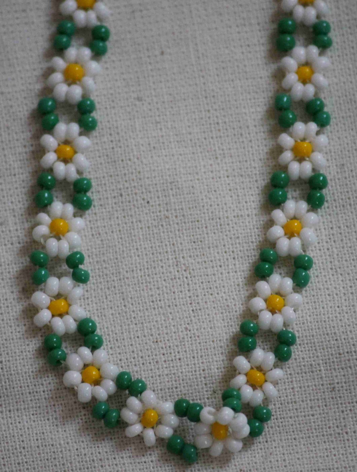 stitch Daisy chain necklaces a tutorial