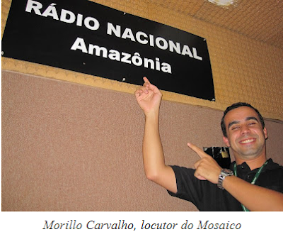 Morillo Carvalho, locutor do programa  Mosaico, nos estúdios da Rádio Nacional  da Amazônia.