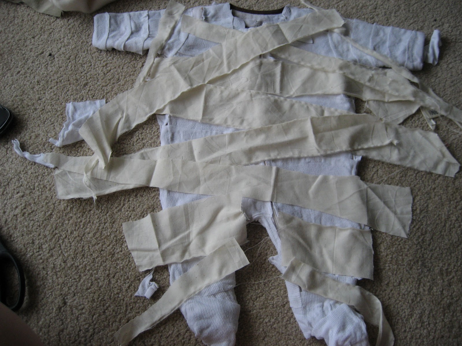 how i keep sane No Sew Infant Mummy Costume DIY