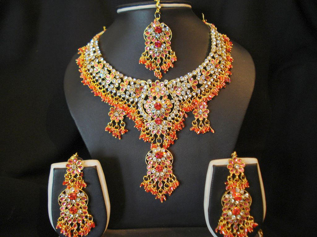 Latest Pakistani Indians & Arabic mehndi design jewelry & dresses