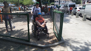 Arthur na Praça Iaiá Garcia: "Agora eu posso entrar, mas ainda não posso brincar!"