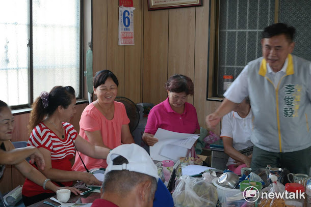 台南市長參選人李俊毅與歸仁六甲長青協會成員座談。 台南市長參選人李俊毅與歸仁六甲長青協會成員座談。