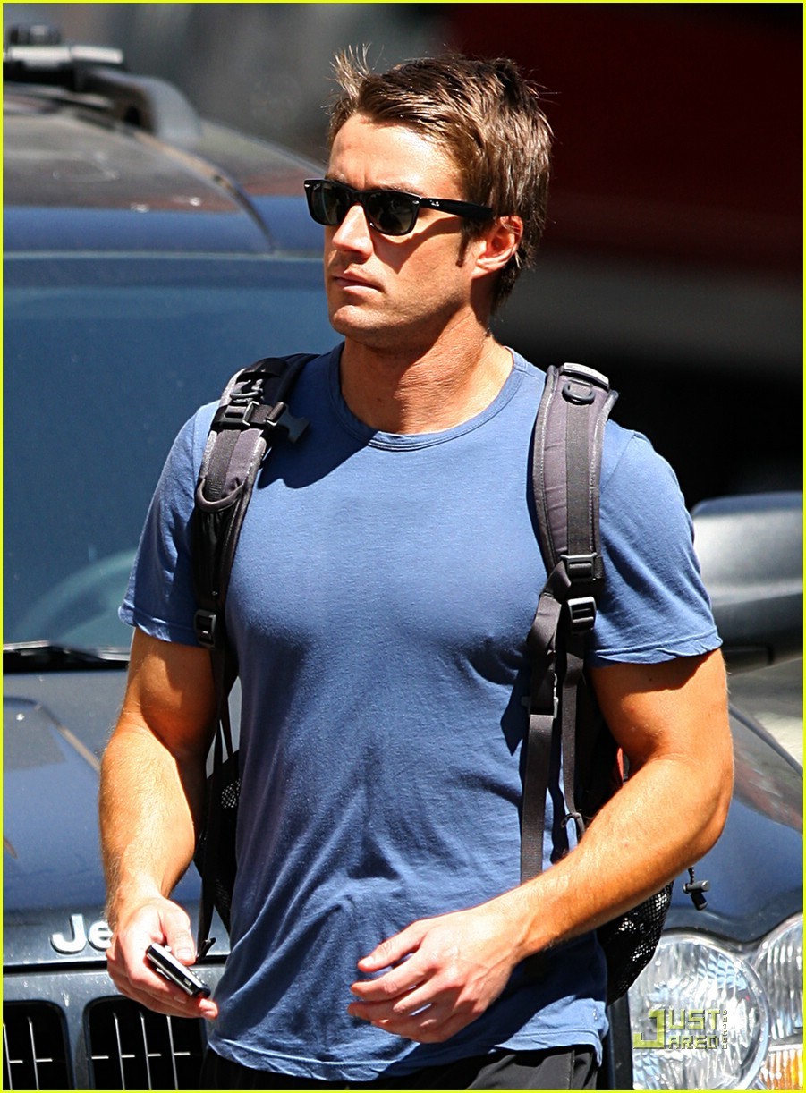 Robert Buckley | Shirtless