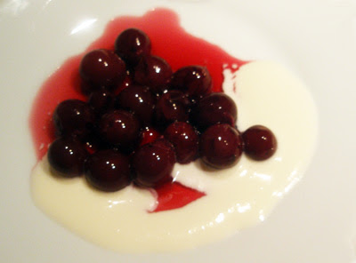 uvas con su almíbar y salsa de yogur