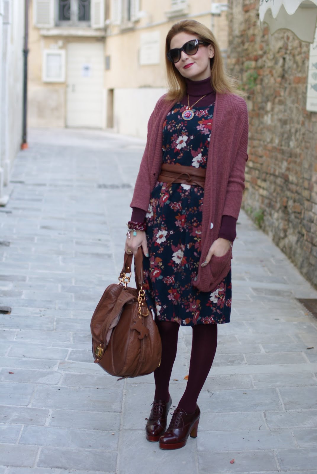 Vintage style flower dress and cat eye sunglasses ! Fashion and
