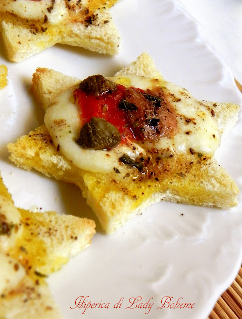 hiperica di lady boheme blog di cucina, ricette facili e veloci. Antipasti caldi veloci, pizzette di pancarré a forma di stella