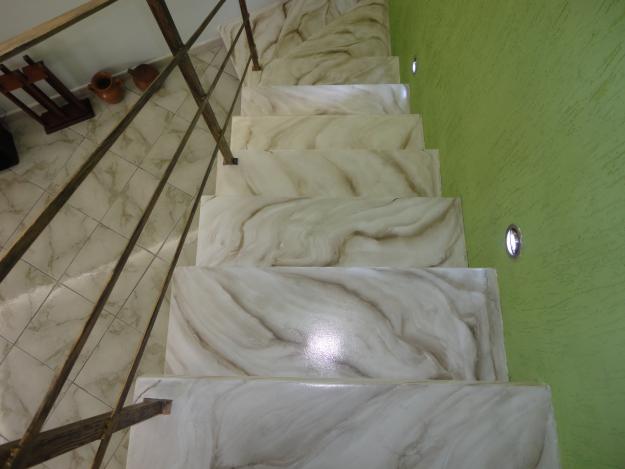 Escada concreto com acabamento em pintura marmorizada
