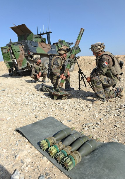 l'artillerie French+soldiers+keep+the+Suribi+valley+under+surveillance+as+they+look+for+insurgent+positions%252C+at+Tora+camp+helicopters+afghanistan+taliban+%25283%2529