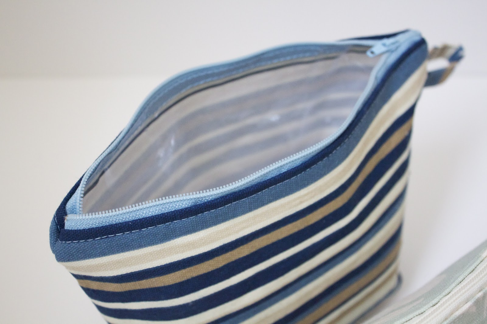 Handmade by Meg K VinylLined Makeup Bag {Tutorial}