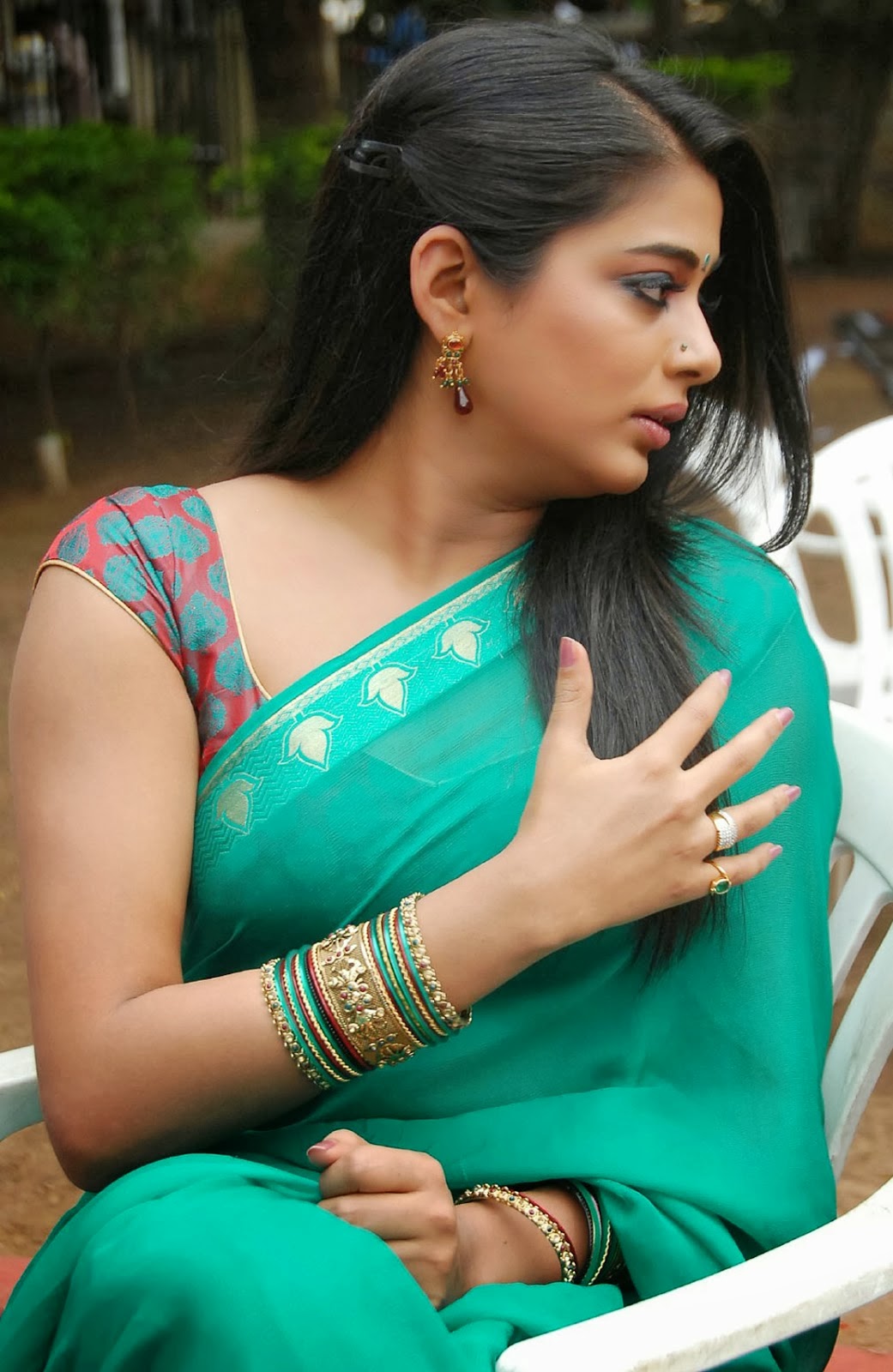 Priyamani Looks Beautiful In Saree pics