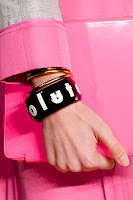 Широка гривна с надпис и тънки метални гривни Marc by Marc Jacobs Широка гривна с надпис и тънки метални гривни Marc by Marc Jacobs
