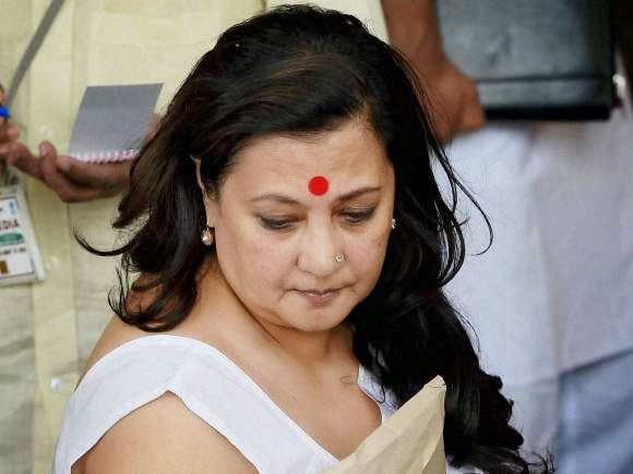 Station Hollywood: Dev and Moon Moon Sen have received Mahanayak and