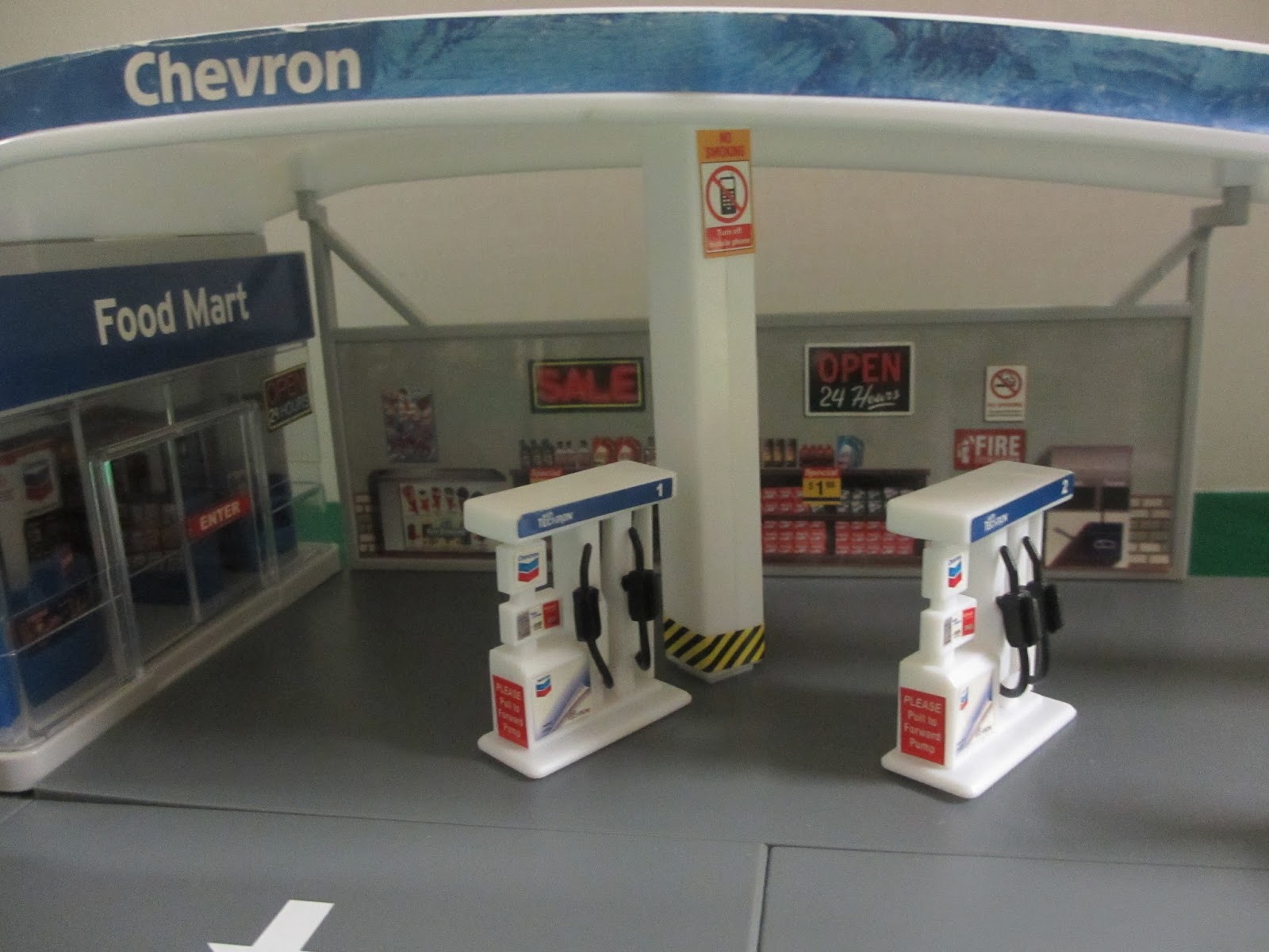 Little Warriors 1/64 scale Gas Station