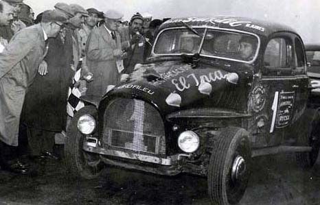 31 de mayo, 1959 / CARLOS MENDITEGUY GANA LA PRIMERA "VUELTA DE ARRECIFES" DE TC