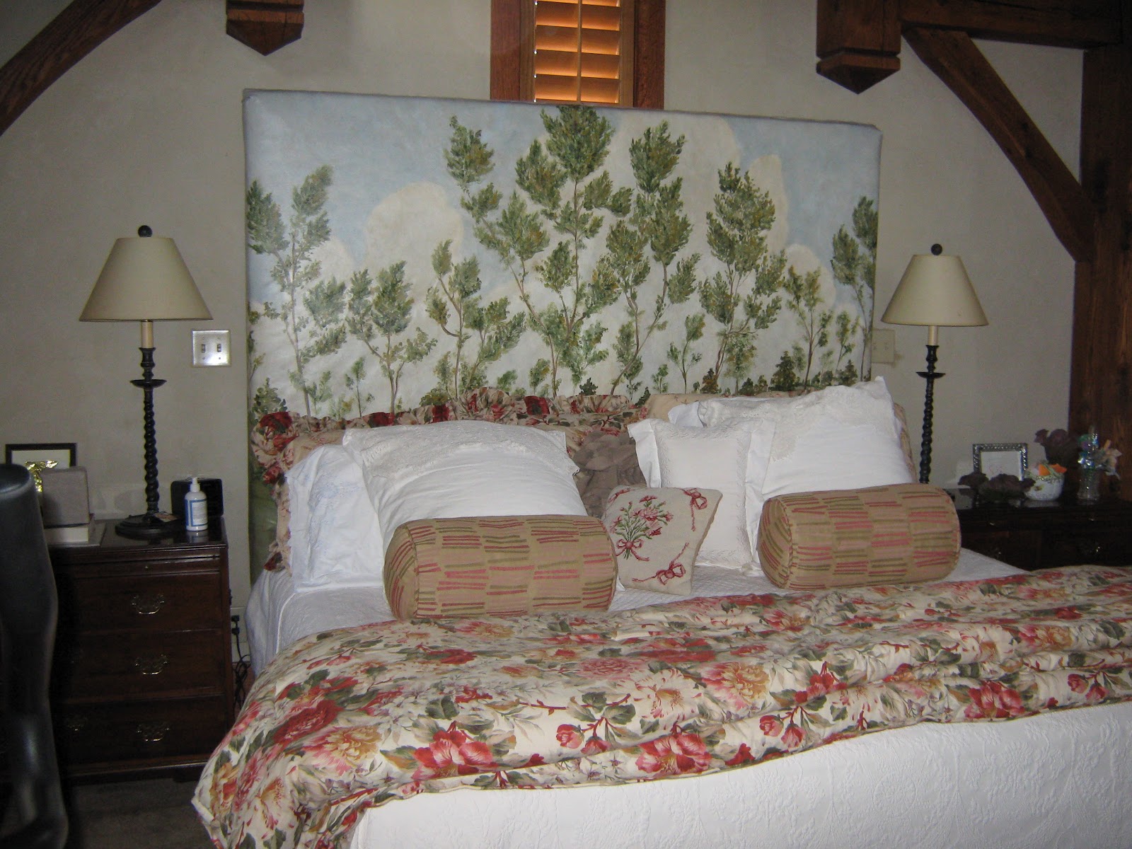 LYNDA BERGMAN DECORATIVE ARTISAN PAINTING A HUGE CANVAS TO COVER A