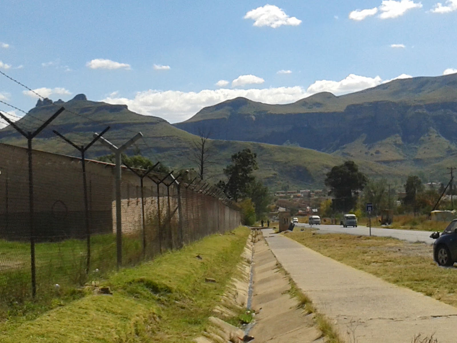 THE CURVE AFFAIR Fall fatshionably into autumn with black and white