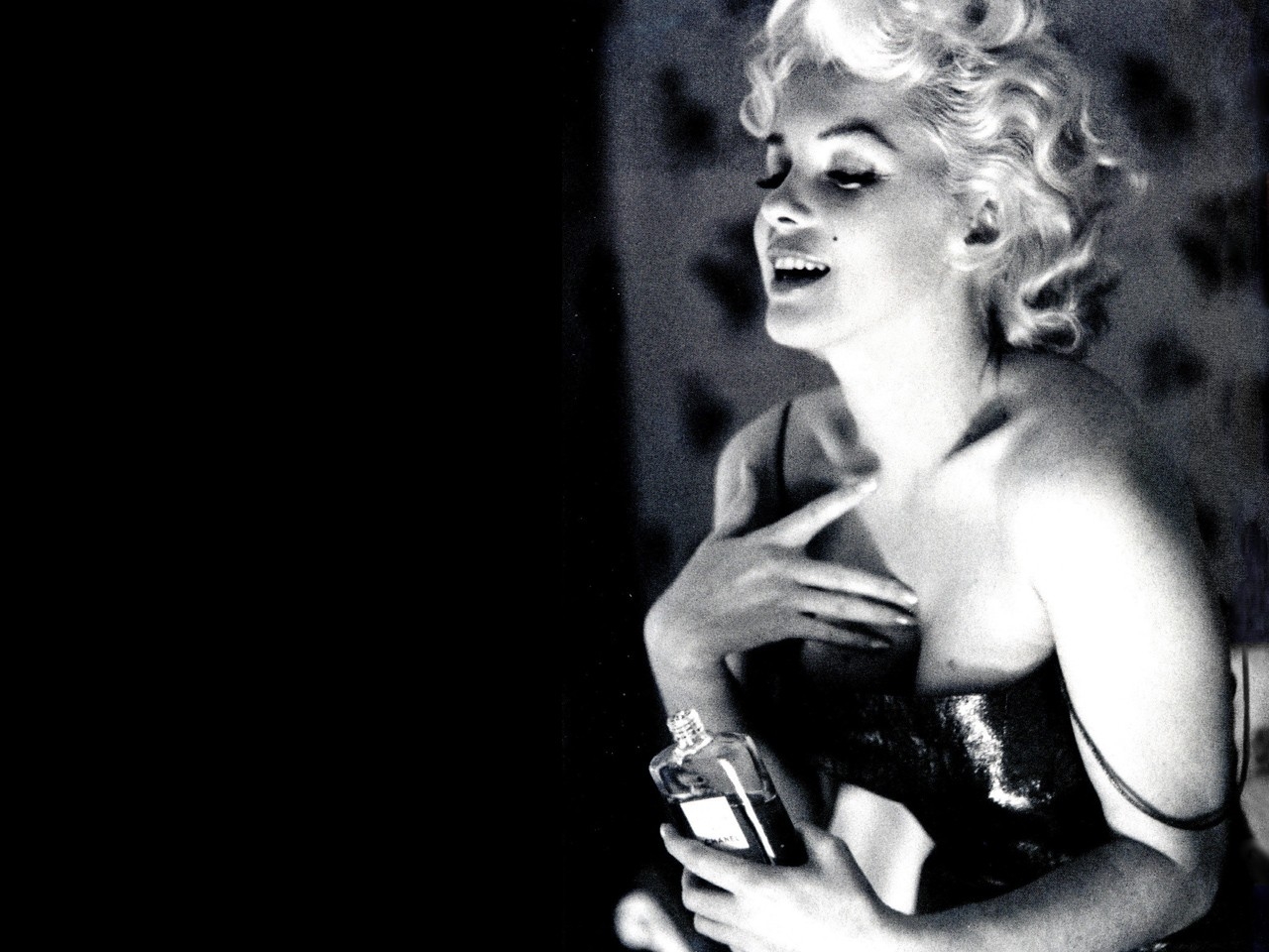 http://3.bp.blogspot.com/-ZeDFosf5xmw/TeZVorkMfnI/AAAAAAAAAsI/ZB_wB8oRnCU/s1600/marilyn%2Bmonroe%2Bchanel%2Bno%2B5.jpg