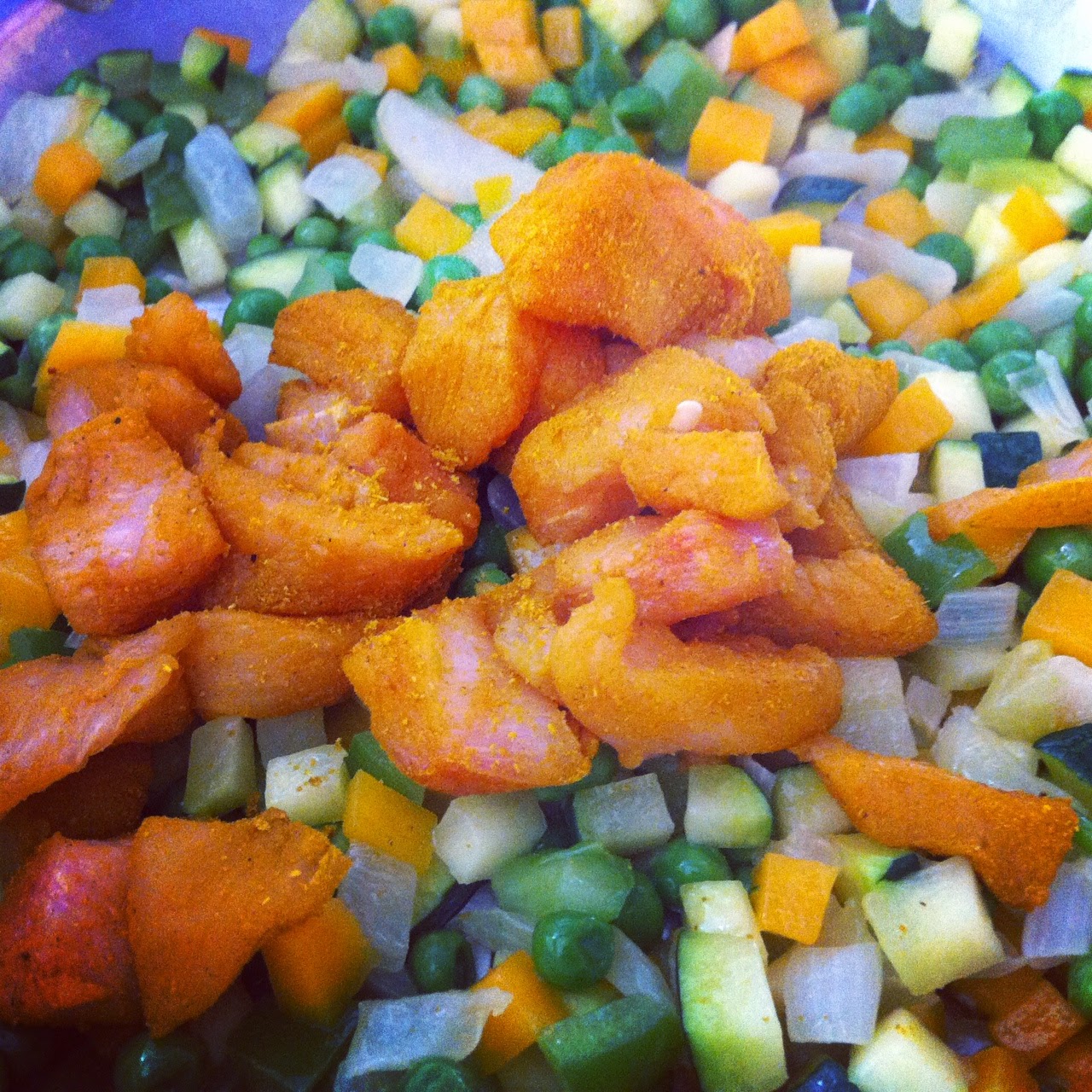 Arroz con pollo y verduras al curry, añadiendo el pollo.
