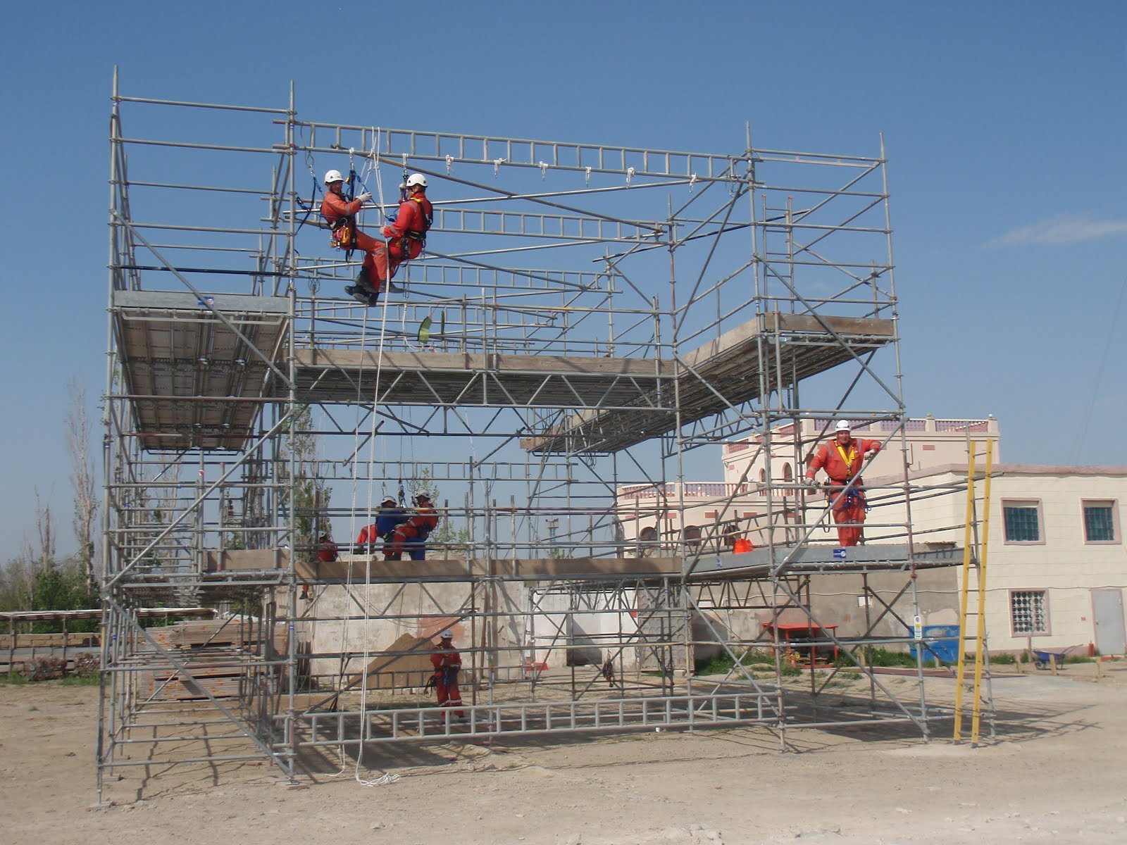 Seguridad Industrial, Alturas y Salud Ocupacional Quien se debe certificar en alturas?
