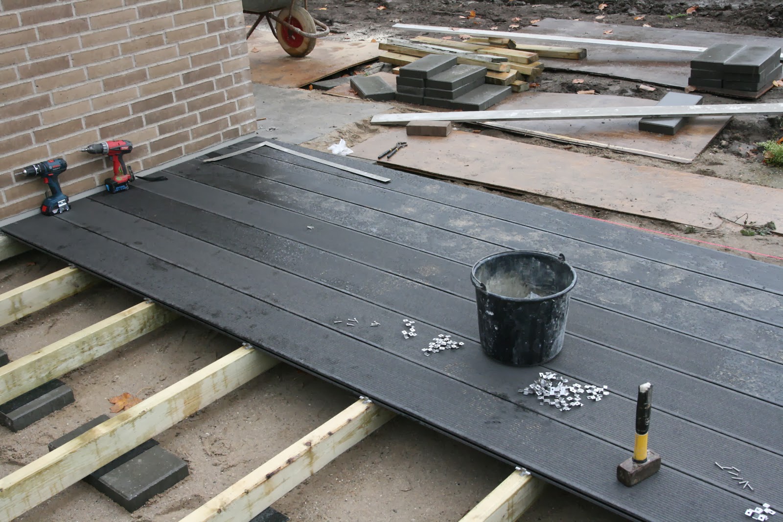 Vores nye hus: fliser, terrasse og til sidst plankeværk..... Terraser træ og fliser