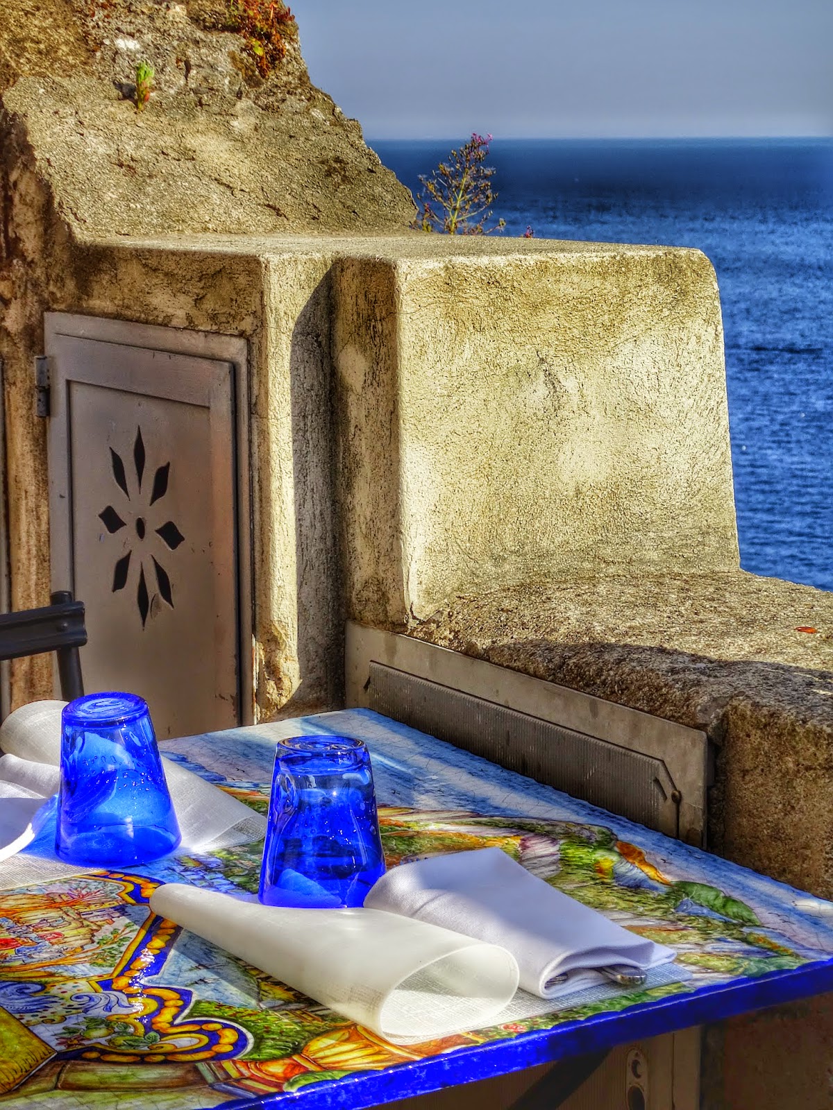 Цветно..... с Пепеляшка: ПОЗИТАНО .. posh курорта на Амалфийското ...