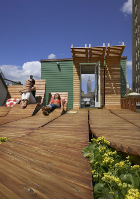 Decoración de una terraza con maderas y plantas en New York Decoración de terrazas con maderas y plantas en New York