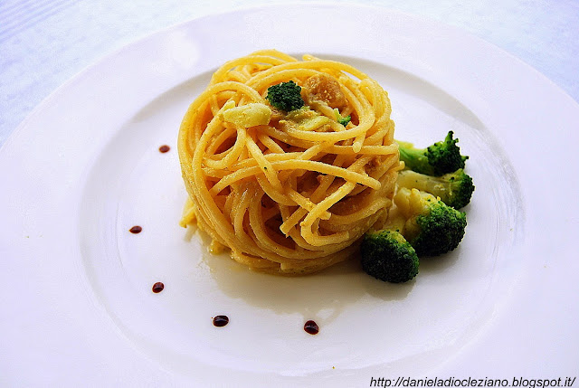 spaghetti alla carbonara vegan con broccoli