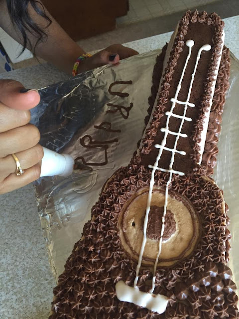 how to bake a acoustic guitar cake, guitar cake, birthday cakes, simple easy cake