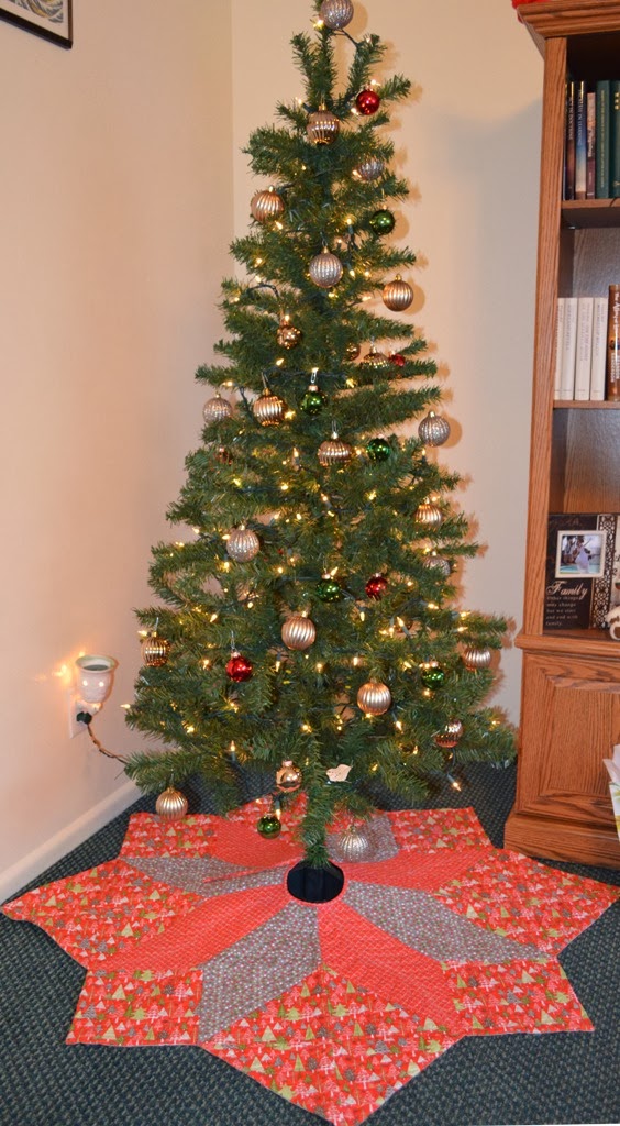 STAR MEDALLION TREE SKIRT