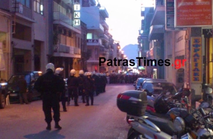 ΤΩΡΑ   Πορεία αντιεξουσιαστών στο Αστυνομικό Μέγαρο για τους έξι συλληφθέντες... [pic]