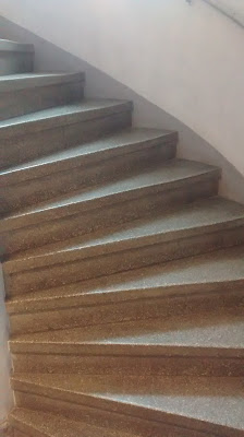 Treppen steigen mit Kleinkind Kind liebt Treppenhaus Runzelfuesschen