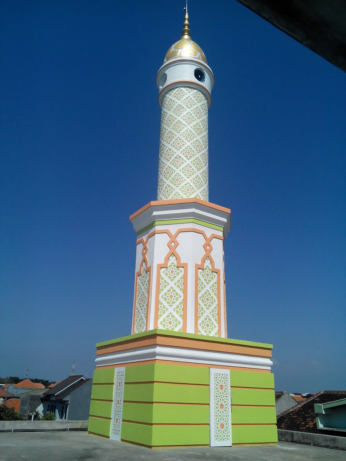 karakter Sahibul Menara di bawah menara masjid