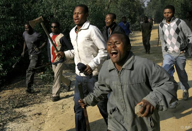 Zimbawe devolverá a los granjeros blancos sus tierras ante la quiebra del país Pandillas+antiblancas