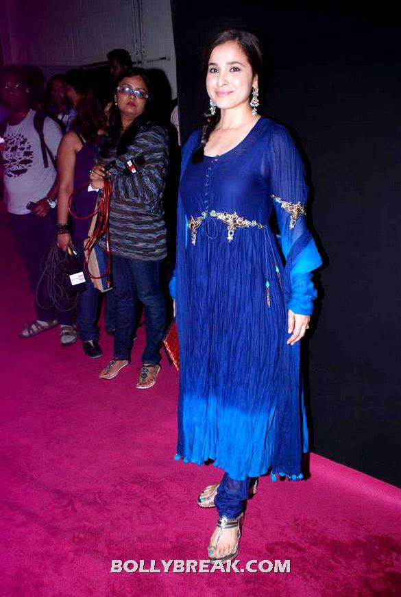 Simone Singh dazzles in a blue churidar - (10) -  Fashion Diva Sonam Kapoor at Pure Concept Launch