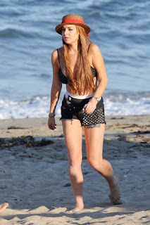 Singer Lindsay Lohan With her family In Malibu Beach (August 12) Lindsay Lohan, Lindsay Lohan travel holiday, Malibu, Malibu Beach, Malibu Beach TRavel, Malibu cheap travel tour, Malibu hot vacation, malibu hotel, Lindsay Lohan bikini, Lindsay Lohan singer