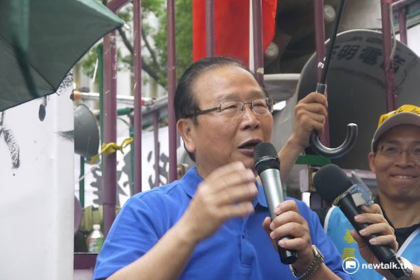 軍公教反對年金改革,包圍立法院已逾一個上午,午間國民黨立委黃昭順與林德福來到場外向軍公教團體致意,受到現場民眾熱烈歡迎。 軍公教反對年金改革,包圍立法院已逾一個上午,午間國民黨立委黃昭順與林德福來到場外向軍公教團體致意,受到現場民眾熱烈歡迎。