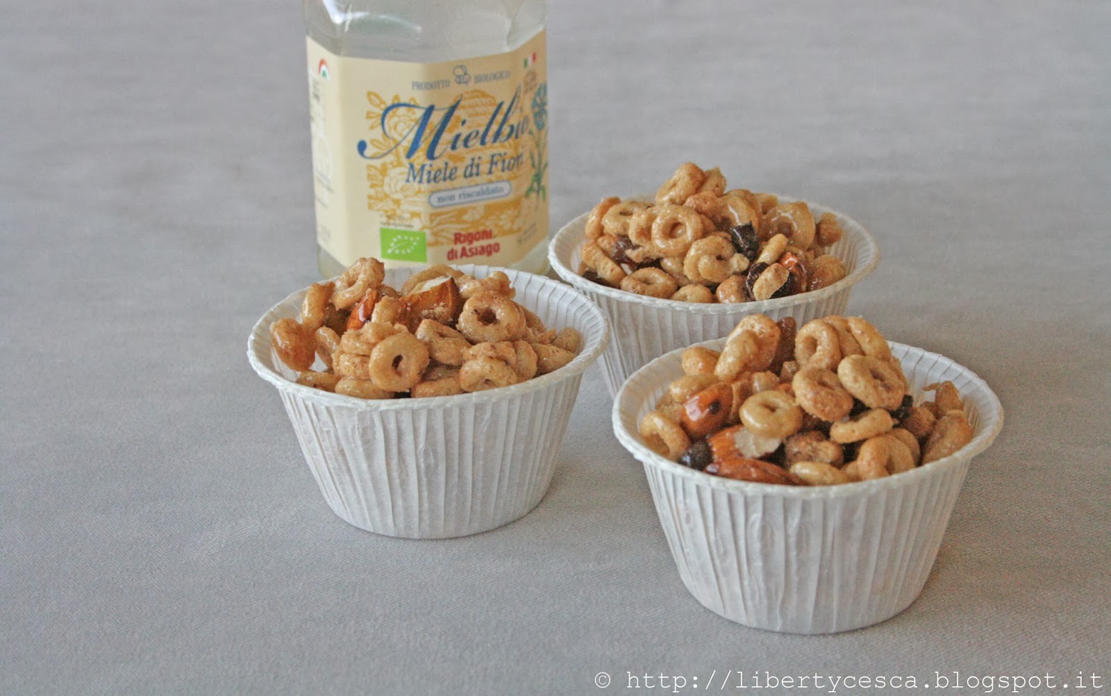 no-bake honey almond cereal balls / palline con mandorle miele e cereali