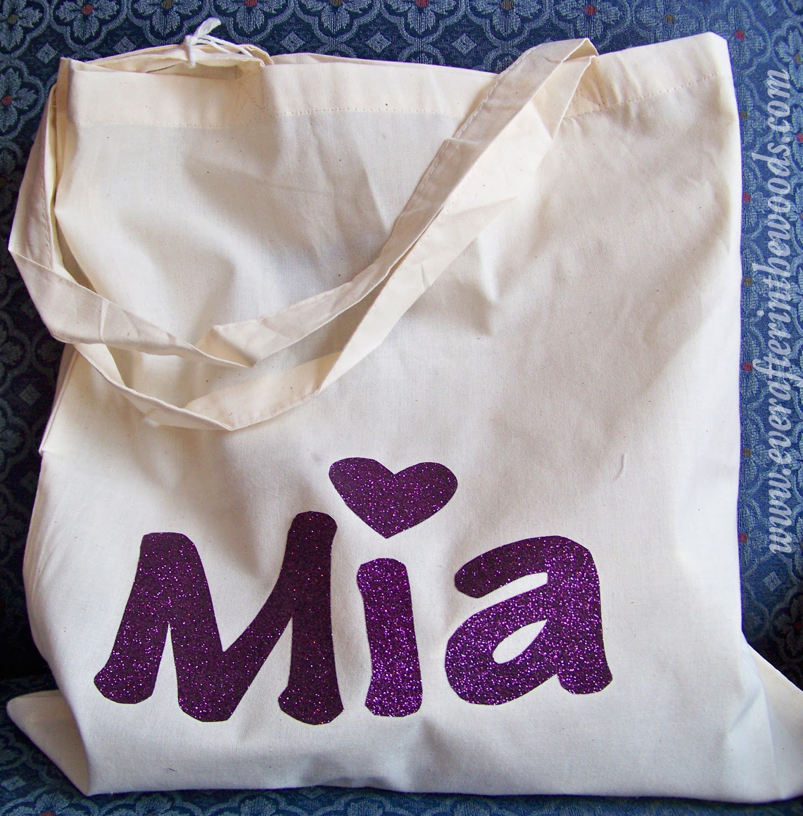 DIY Vinyl Craft Ideas: Kids Personalized Glitter Tote Bag - Ever After