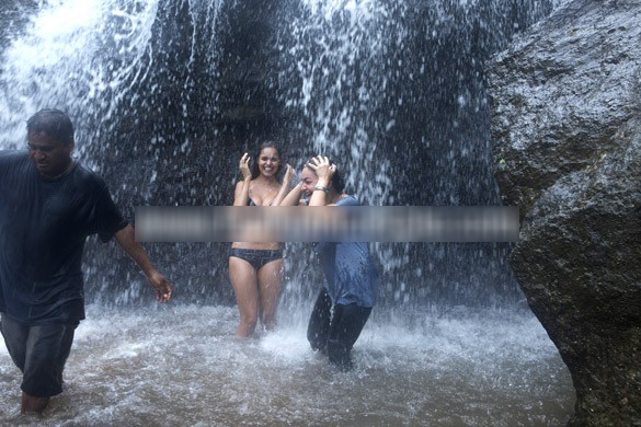 Nathalia kaur and pooja having fun under waterfall - (3) -  Pooja Bhatt & Nathalia Kaur on the sets of Jism 2 Poster shoot