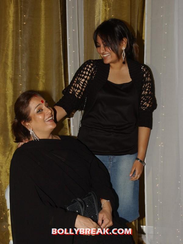 sonakshi mom 600x450 - (5) - Bollywood Starlets with Their moms and dads