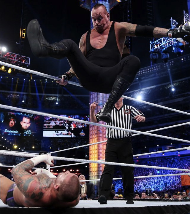 WWE In live!!!! THE UNDERTAKER vs CM PUNK