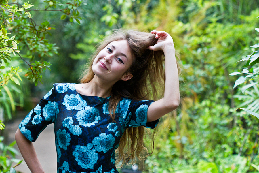 Блог Marina Sokalski (Марины Сокальски) : девушка с руками в волосах