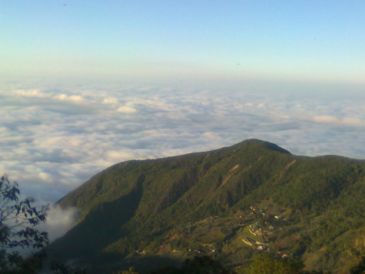 El Ávila y un mar de nubes