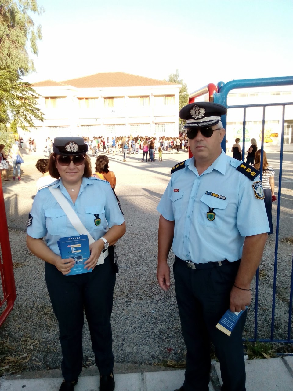 Αποτέλεσμα εικόνας για Διανομή σχολικών φυλλαδίων από την Ελληνική Αστυνομία στην Δυτική Ελλάδα
