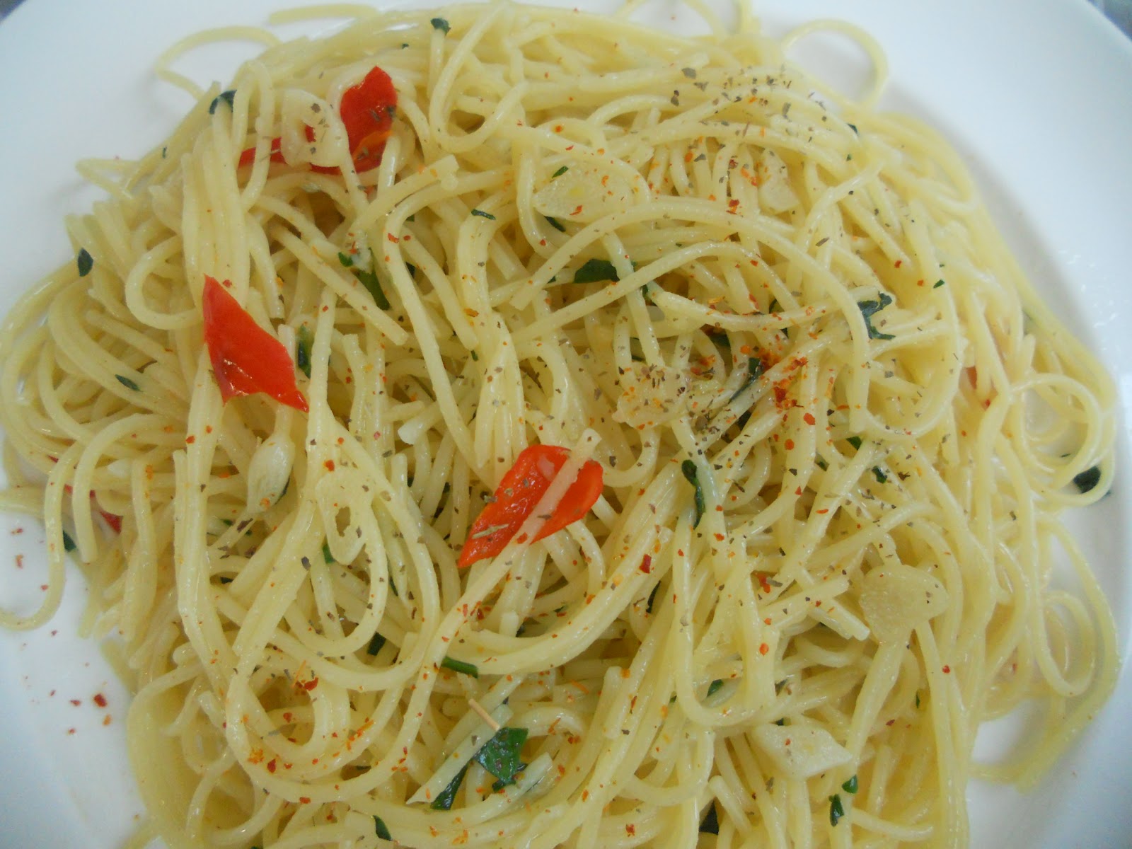 Pasta aglio-olio-e-peperoncion http://3.bp.blogspot.com/-_16bmCvH4U8/T3R92nh2gXI/AAAAAAAAAt8/etwPMuRZ4qc/s1600/food+2012+003.jpg