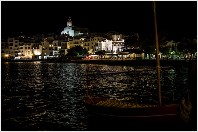 Cadaqués: Nocturna de la población con barca en primer plano
