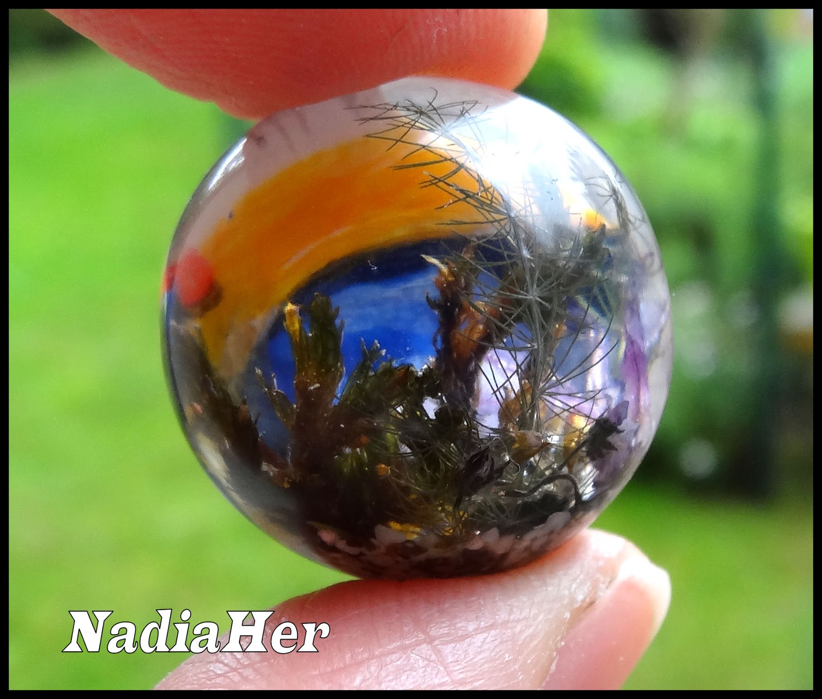 LES BIJOUX DE NADIA Bulle aquarium à quatre mains.